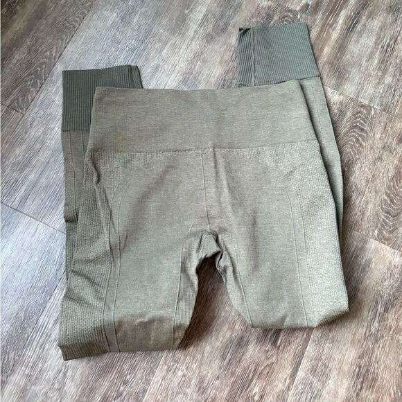 Lululemon Ebb To Street Pant
Heathered Fatigue Green - Picture 5 of 10